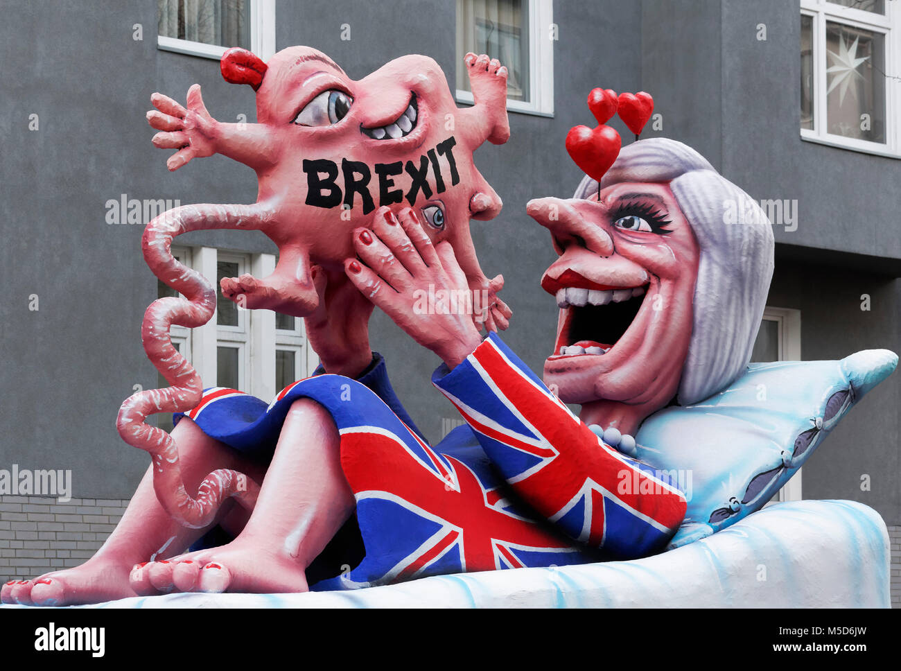 Il Primo Ministro inglese Theresa Maggio tiene un bambino deformato, Brexit-Baby, politici caricatura al Brexit, motto caravan durante Foto Stock