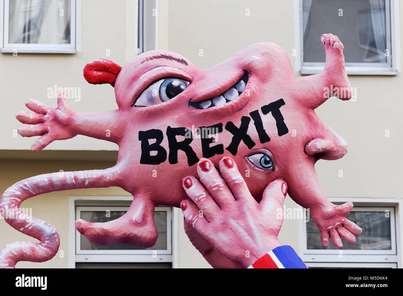 Il Primo Ministro inglese Theresa Maggio tiene un bambino deformato, Brexit-Baby, politici caricatura al Brexit, motto caravan durante Foto Stock