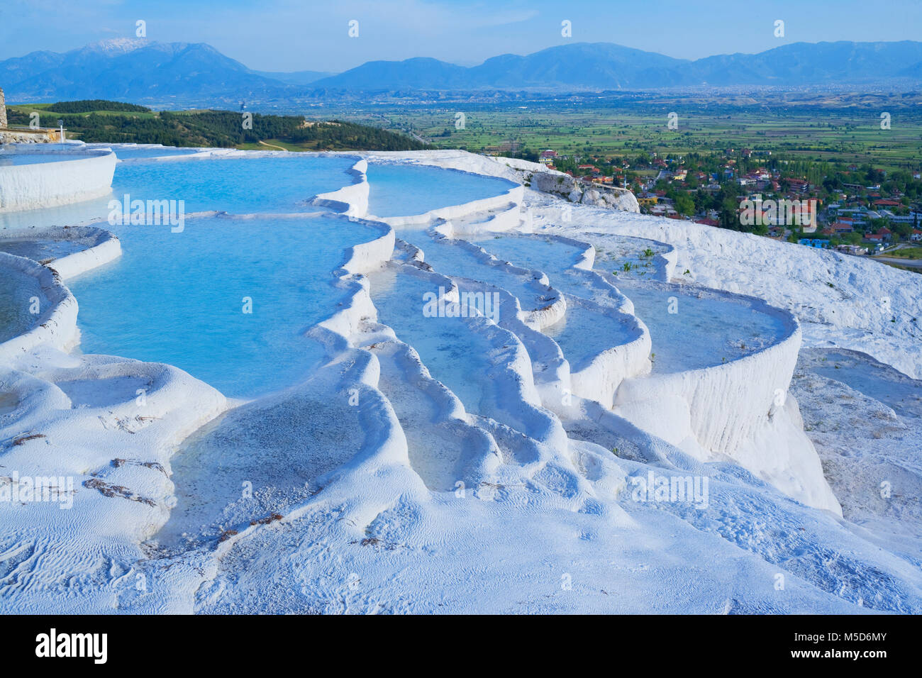 Il travertino terrazzate piscine termali, Pamukkale, Anatolia, Turchia Foto Stock