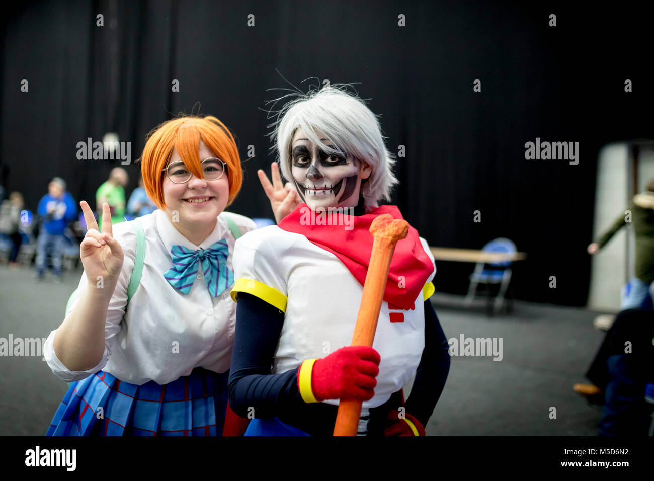 Doncaster Comic Con xi Feruary 2018 a Doncaster Dome UK. Due giovani donne vestite di cosplay costume in posa per la fotocamera Foto Stock