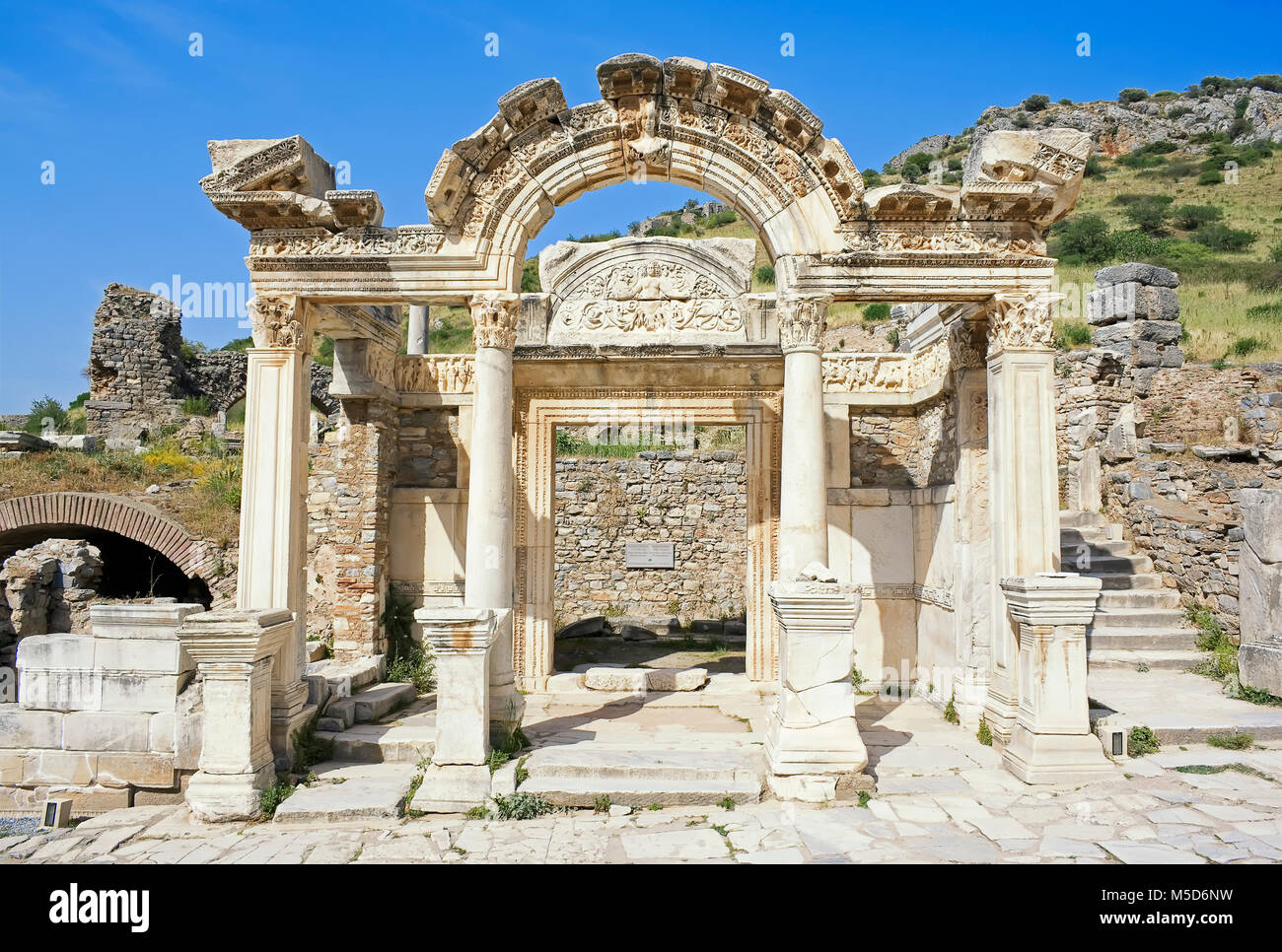 Rovine e il Tempio di Adriano, Efeso, Turchia Foto Stock
