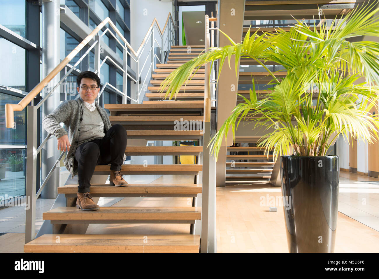 Un giovane studente di oltremare sorge intorno al campus universitario per i ritratti Foto Stock