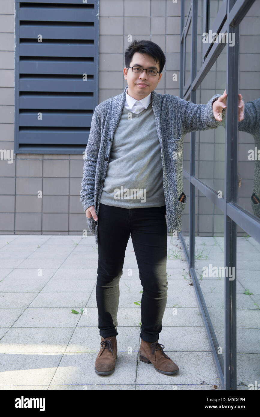 Un giovane studente di oltremare sorge intorno al campus universitario per i ritratti Foto Stock