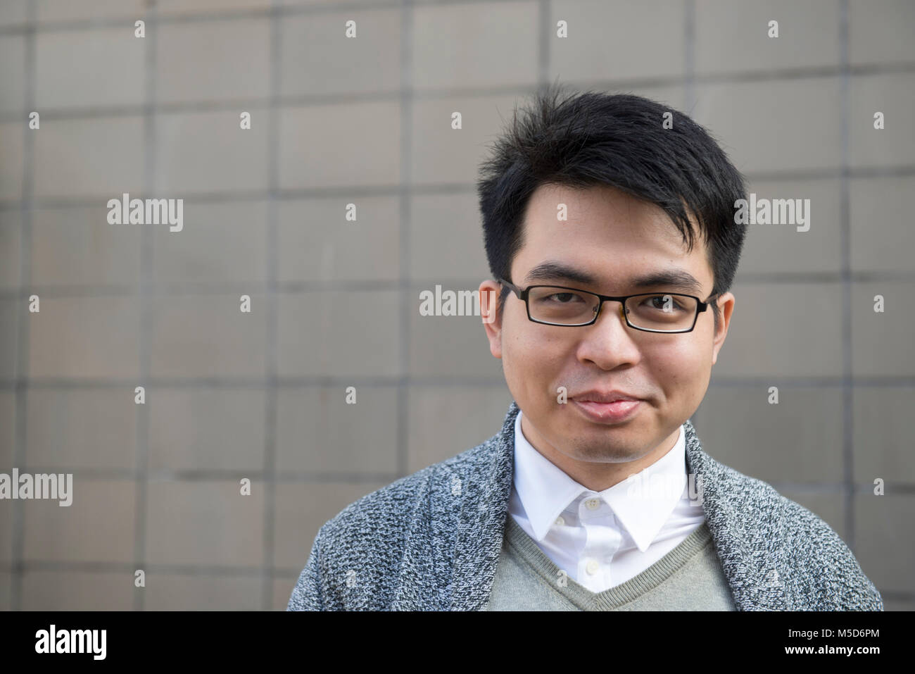 Un giovane studente di oltremare sorge intorno al campus universitario per i ritratti Foto Stock
