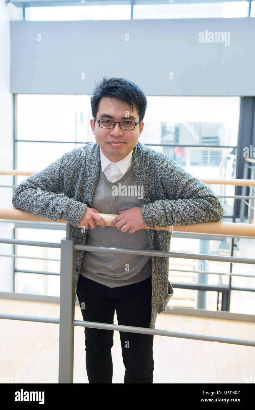 Un giovane studente di oltremare sorge intorno al campus universitario per i ritratti Foto Stock