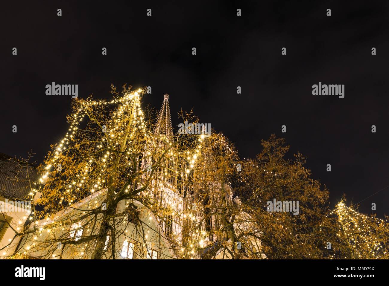 Le luci di Natale presso la cattedrale di Regensburg, Germania Foto Stock