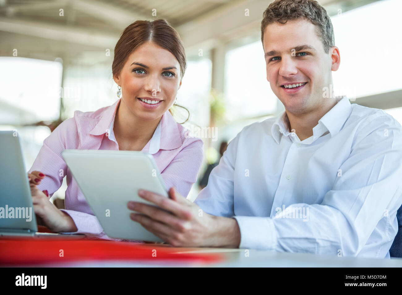 Ritratto di giovane sorridente la gente di affari utilizzando le tecnologie di Office Foto Stock