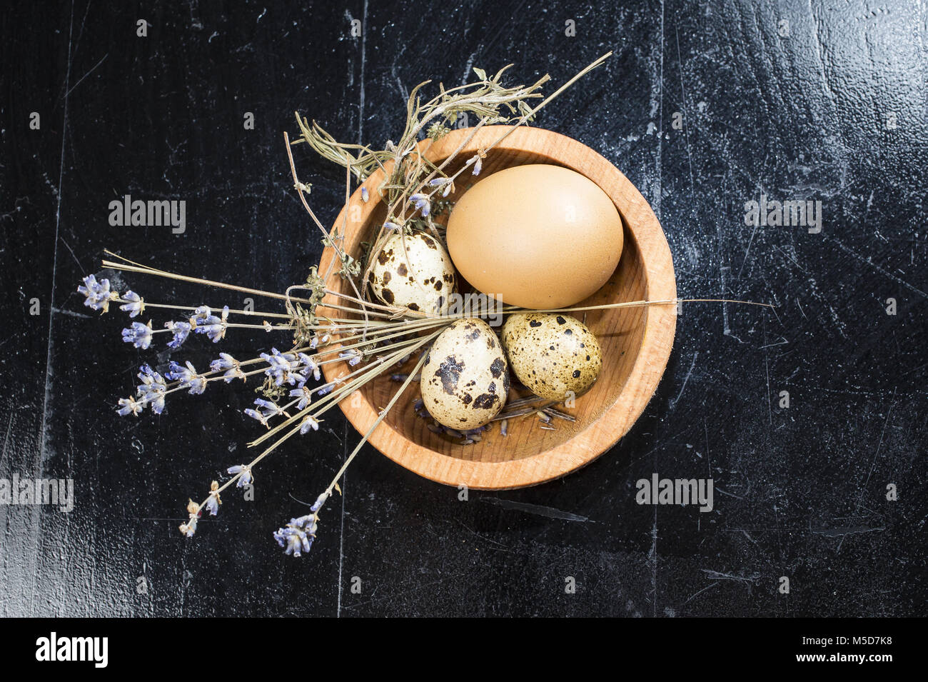 Pollo e uova di quaglia Foto Stock