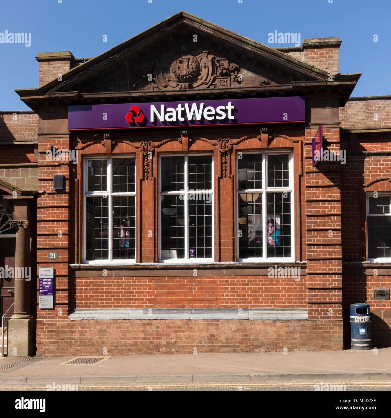NatWest Bank, National Westminster Bank, vecchio rosso mattone tradizionale alto Street Bank, Market Harborough, Leicestershire, England, Regno Unito Foto Stock