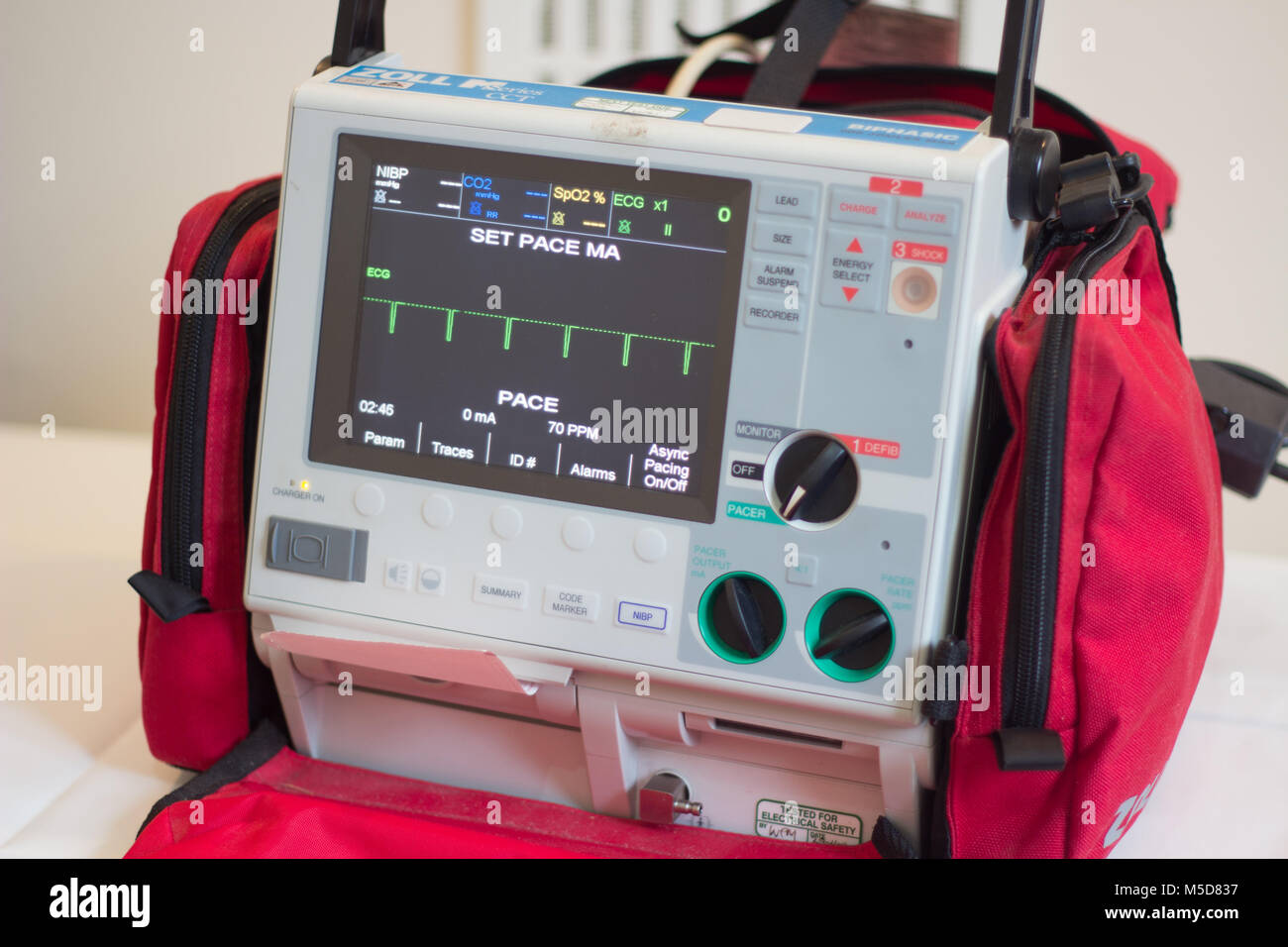 Zoll CCT defibrillatore in rosso custodia per arresto cardiaco, Ecg AED  Foto stock - Alamy