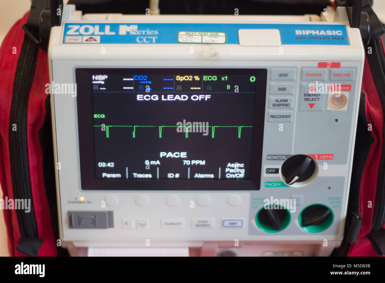 Zoll CCT defibrillatore in rosso custodia per arresto cardiaco, Ecg AED Foto Stock