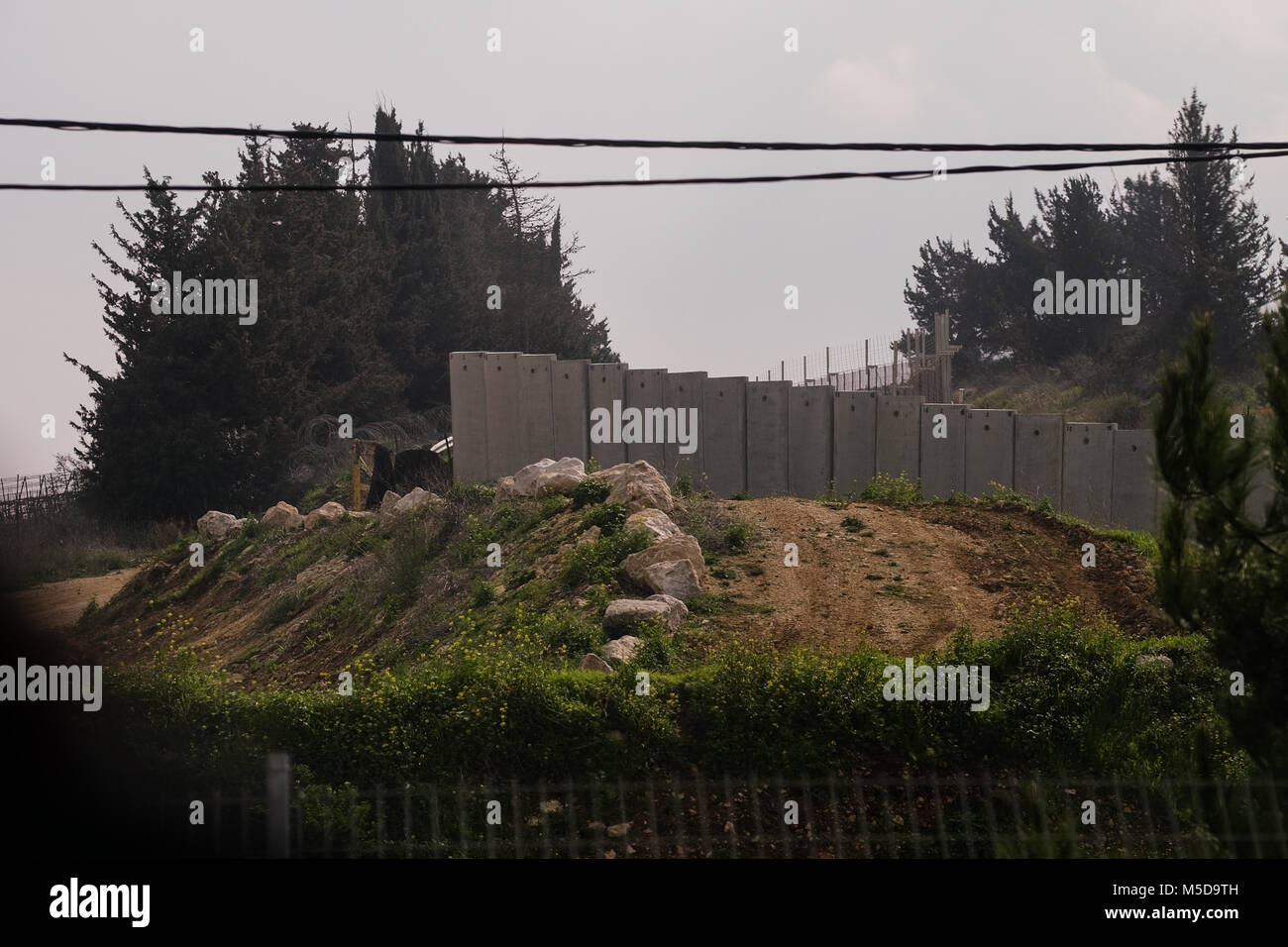 Misgav Am, Israele. Il 21 febbraio, 2018. Kibbutz di Misgav Am, con una popolazione di circa 300, situato nella Galilea superiore vicino alla frontiera libanese, è circondato da un recinto di sicurezza, bunker, trincee fortificate, bomba sotterraneo rifugi e residenti preparata a reagire a qualsiasi emergenza. La diplomazia gli sforzi per risolvere le tensioni tra Israele e il Libano in corso con la mediazione degli Stati Uniti Membro del Dipartimento di Satterfield. Attuali controversie in merito israeliano della costruzione di un muro di confine, Libano di start di esplorazione di gas in mare e la crescente arsenale di Iran backed Hezbollah hanno causato questo picco Foto Stock