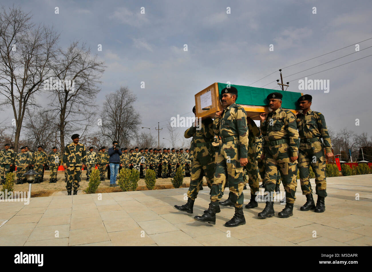 Srinagar, Indiano-controllato del Kashmir. Il 22 febbraio, 2018. Le guardie di frontiera indiana di sicurezza alle frontiere forza (BSF) portano la bara del loro collega durante la sua corona di cerimonia di posa in corrispondenza della loro base camp nella periferia di Srinagar city, la capitale estiva di Indiano-Kashmir controllata, 22 febbraio, 2018. Una guardia di frontiera indiana di BSF è stato ucciso in cottura al settore Tanghdar frontiera nel distretto di Kupwara sulla linea di comando (LOC) dividendo il Kashmir. Credito: Javed Dar/Xinhua/Alamy Live News Foto Stock