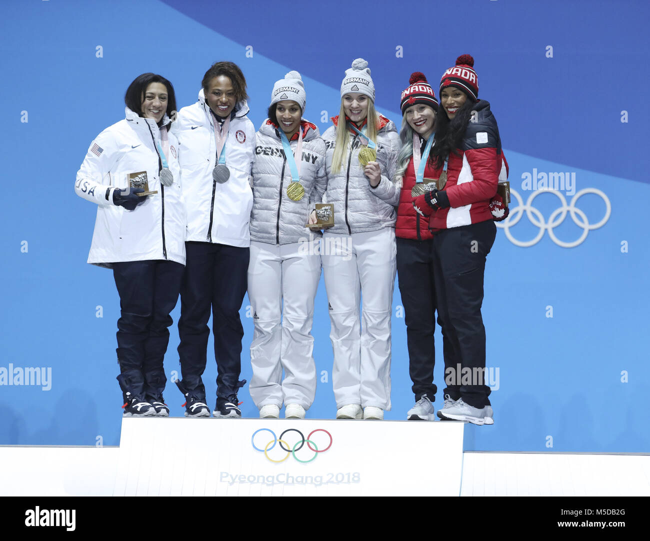 Pyeongchang, Corea del Sud. Il 22 febbraio, 2018. Campione di Germania's Mariama Jamanka (3 L) e lisa Buckwitz 3 (R), secondo posto Elana Meyers Taylor (1L) e Lauren Gibbs (2 L) degli Stati Uniti e il terzo posto Kaillie Humphries (2R) e Phylicia George del Canada in posa per le foto durante la premiazione di bob donne evento al 2018 PyeongChang Giochi Olimpici Invernali a Medal Plaza, PyeongChang, Corea del Sud, 22 febbraio, 2018. Credito: Bai Xuefei/Xinhua/Alamy Live News Foto Stock