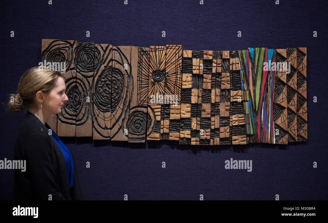 Bonhams, New Bond Street, Londra, Regno Unito. Il 22 febbraio 2018. Sequenza di Riga. El Anatsui. Dipinto e inciso tavole di legno. Credito: Malcolm Park/Alamy Live News. Foto Stock