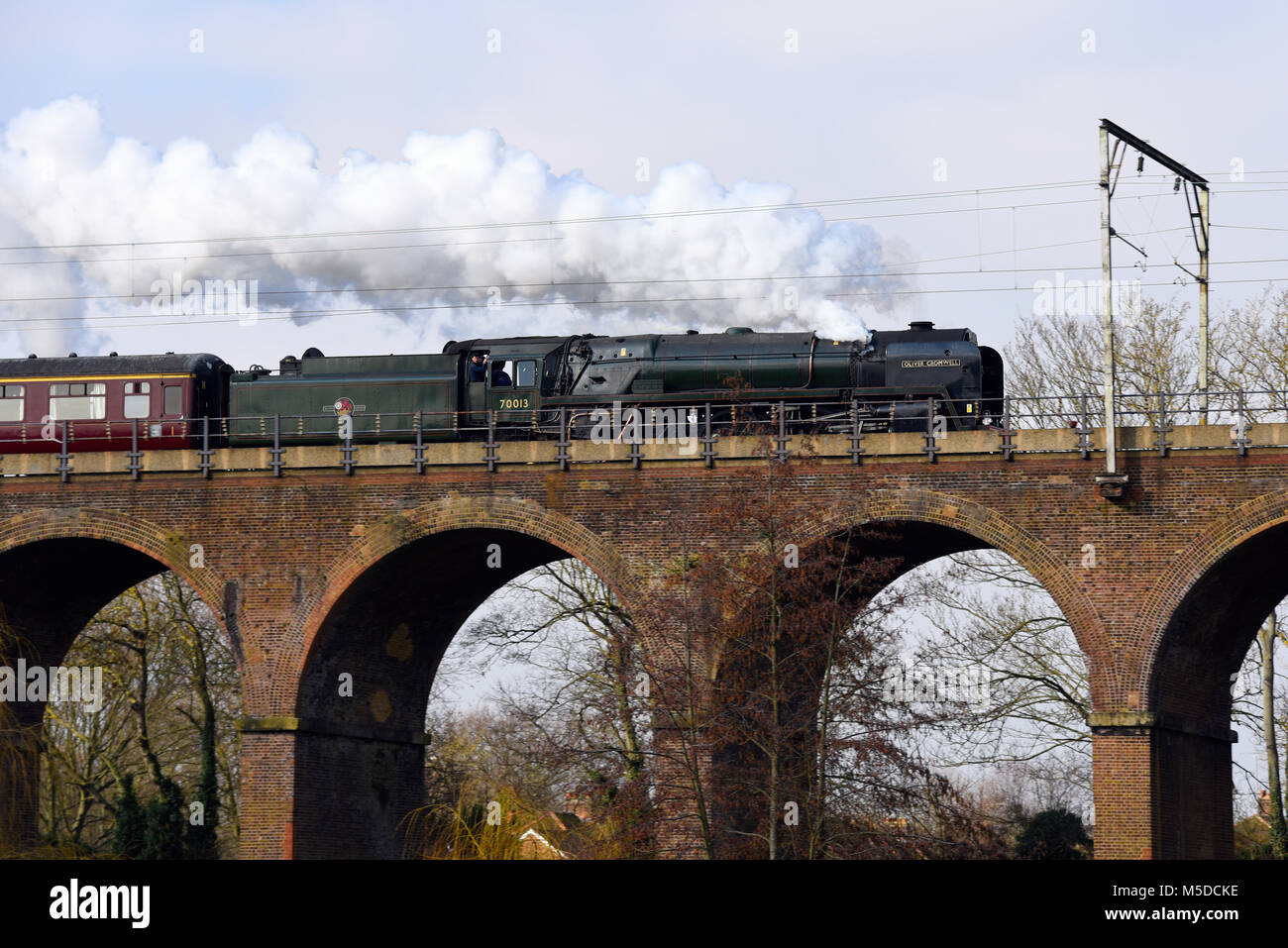 Britannia classe British Railways locomotiva a vapore 70013 'Oliver Cromwell' attraversa un viadotto in Central Park, Chelmsford Essex, sul suo modo da Londra Liverpool Street a Norwich il suo ultimo viaggio prima del pensionamento da mainline in esecuzione. Il loco correva l'ultimo mai BR steam service nel 1968 Foto Stock