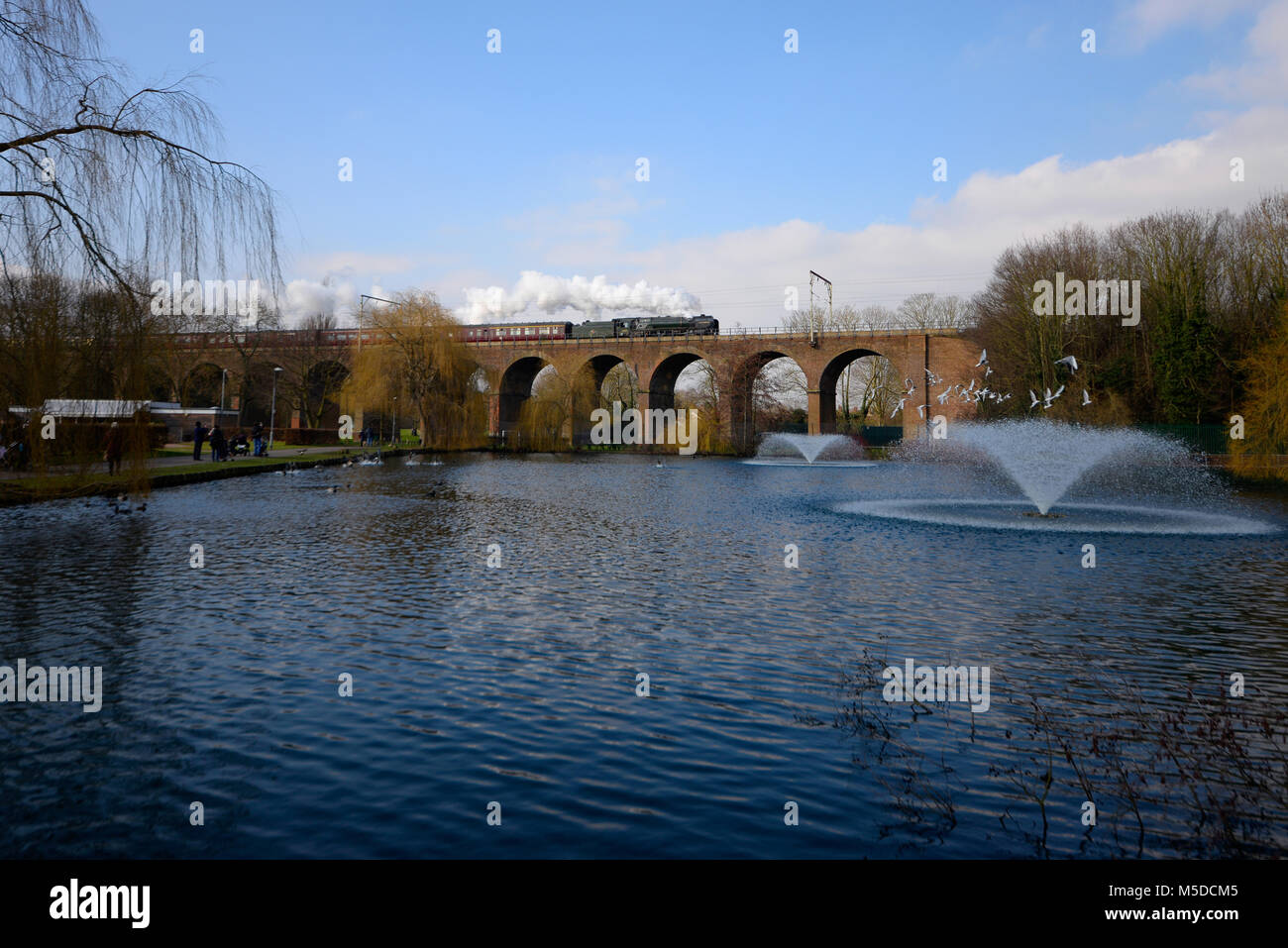 Britannia classe British Railways locomotiva a vapore 70013 'Oliver Cromwell' attraversa un viadotto in Central Park, Chelmsford Essex, sul suo modo da Londra Liverpool Street a Norwich il suo ultimo viaggio prima del pensionamento da mainline in esecuzione. Il loco correva l'ultimo mai BR steam service nel 1968 Foto Stock