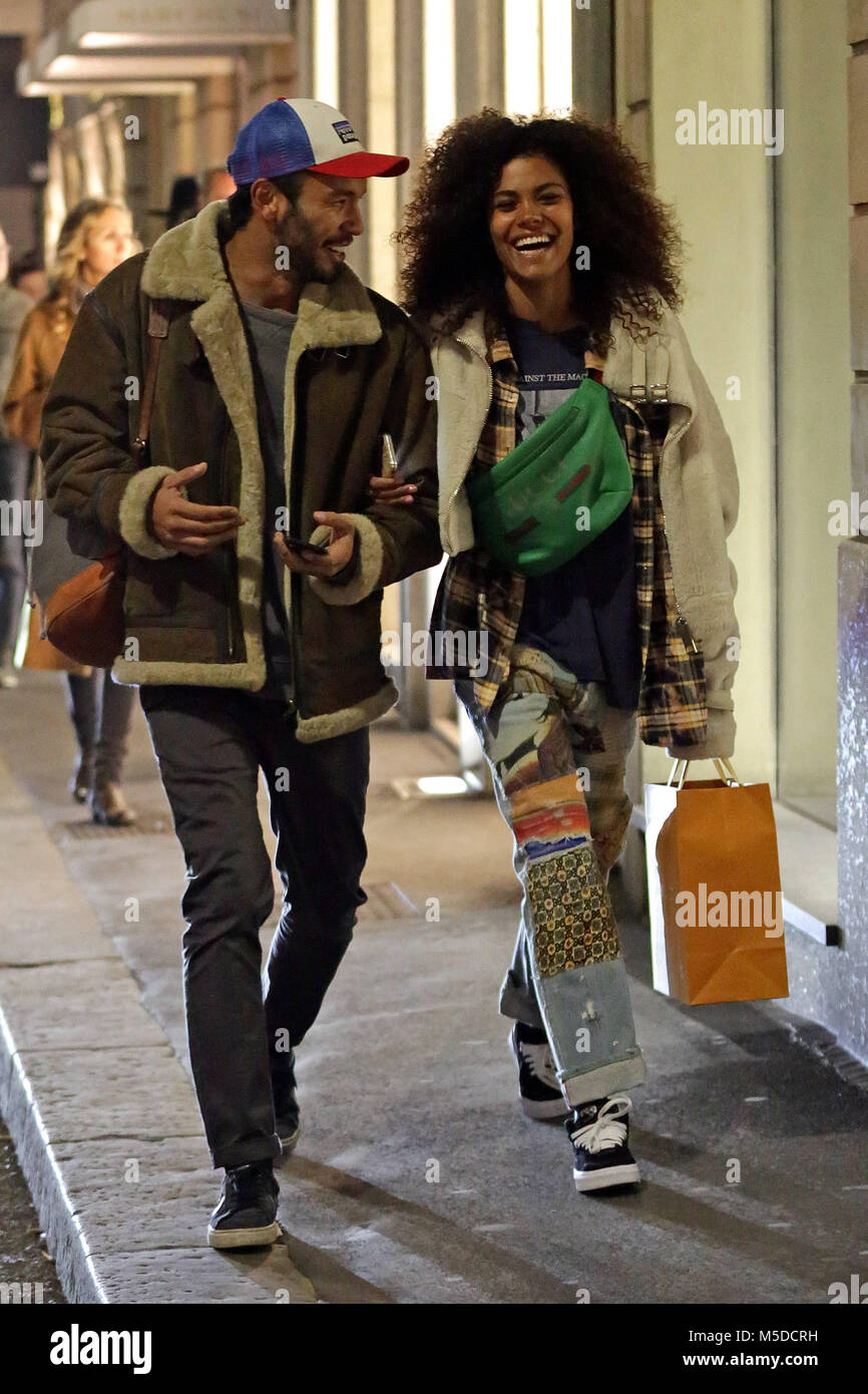 Milano 21-02-18 Tina Kunakey Vincent Cassel la ragazza di sorpresa in Via Montenapoleone con un amico dopo lo shopping a Luis Vuitton. 21-02-18 Milano Italia Foto Stock