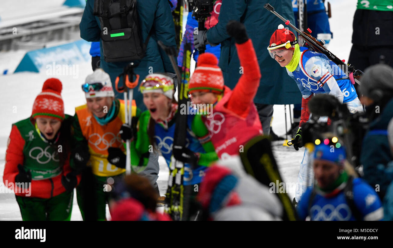 Pyeongchang, Corea. Il 22 febbraio, 2018. Biatleta ceca Veronika Vitkova (destra) orologi biatleti bielorussi che celebrano la loro vittoria dopo le gare di biathlon staffetta 4x6 KM, donne, entro il 2018 Olimpiadi invernali di Pyeongchang, Corea del Sud, 22 febbraio 2018. Credito: Michal Kamaryt/CTK foto/Alamy Live News Foto Stock