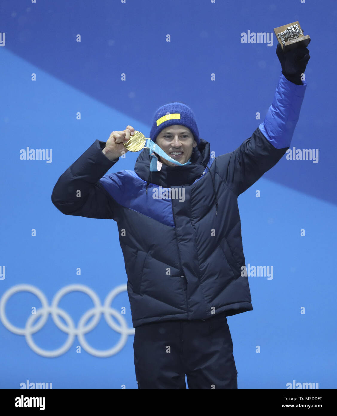 (180222) -- PYEONGCHANG, 22 febbraio, 2018 (Xinhua) -- Oro medaglia Andre Myhrer di Svezia pone per le foto durante la premiazione di slalom speciale maschile di sci alpino a 2018 PyeongChang Giochi Olimpici Invernali a Medal Plaza, PyeongChang, Corea del Sud, 22 febbraio, 2018. (Xinhua/Bai Xuefei) Foto Stock