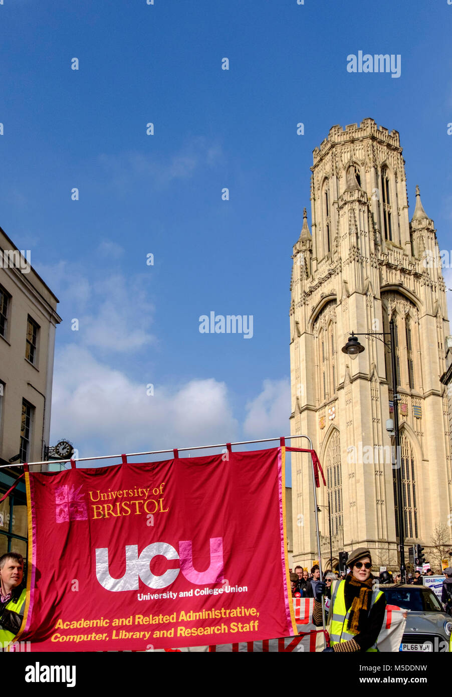 Bristol, Regno Unito. 22 feb 2018. Lezioni universitarie hanno iniziato una serie di scioperi per protestare contro le modifiche al loro regime pensionistico. L'Università e College e unione (UCU) docente sciopero è stato supportato da studenti e altri gruppi locali. Un Rally raccolte al di fuori dei testamenti edificio, e dopo gli interventi e le proteste del rally Passò serenamente verso Park Street e disperso su College Green. Credito: Signor Standfast/Alamy Live News Foto Stock