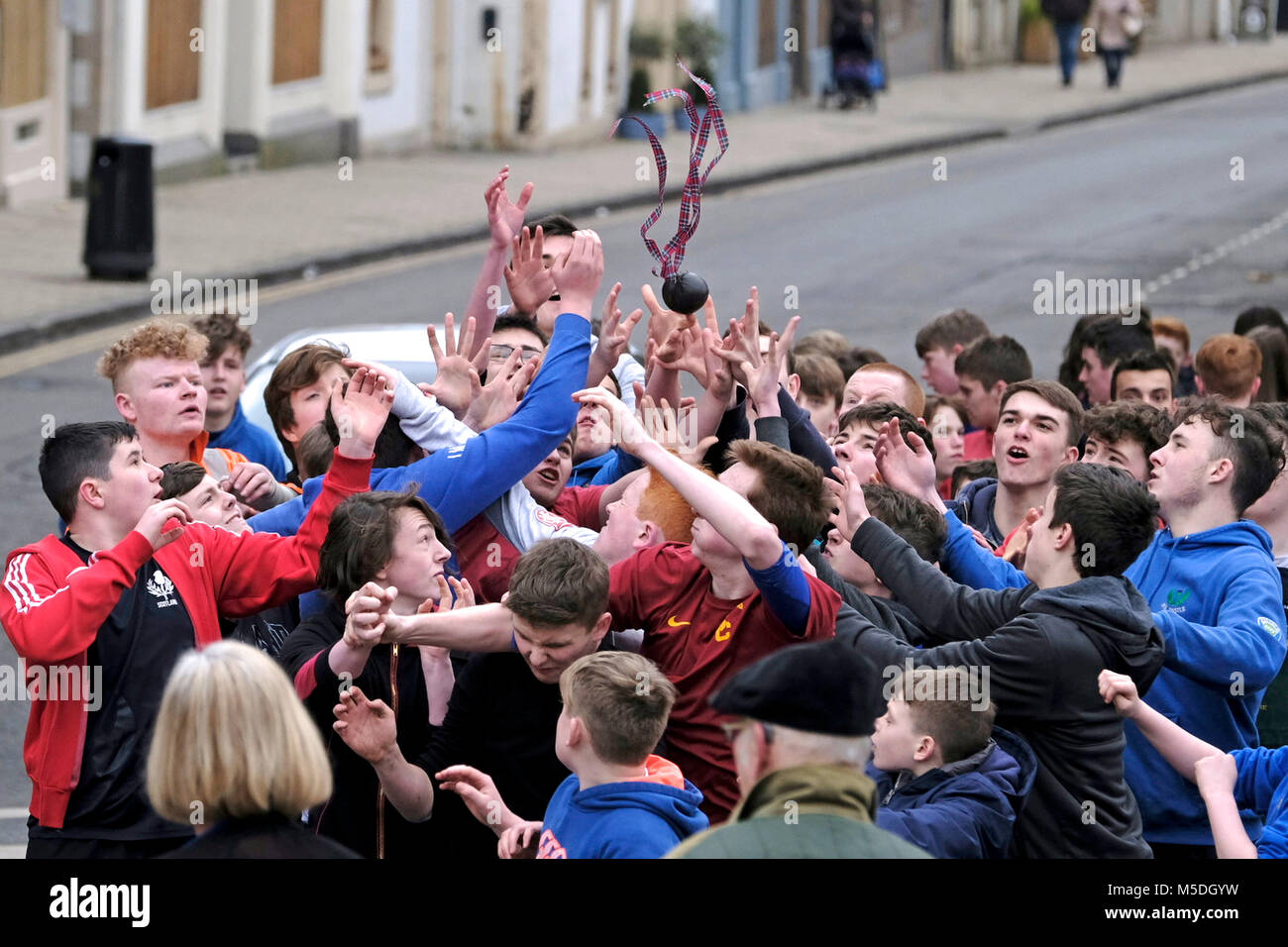 Jedburgh Mercat Cross, Regno Unito. Il 22 febbraio, 2018. Jed lato Ba' il gioco annuale di mano ba' si svolge ogni anno il giovedì dopo Fastern'E'en. La tradizione deriva dal 1548 quando una parte di Scots riconquistò Ferniehirst castello, un miglio a sud di Jedburgh e utilizzato un inglese la testa in un gioco celebrativo dopo la battaglia. ( Credito: Rob grigio/Alamy Live News Foto Stock