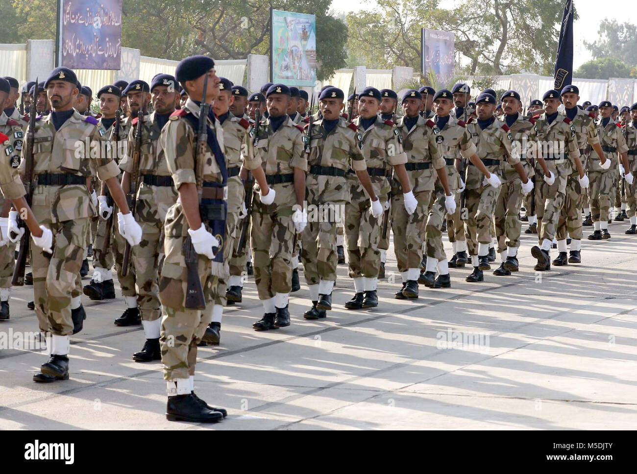I guardacoste reclute presente guardia d'onore durante il loro passaggio dalla sfilata cerimonia tenutasi presso il Pakistan Coast Guard Training Center a Karachi il giovedì 22 febbraio, 2018. Foto Stock