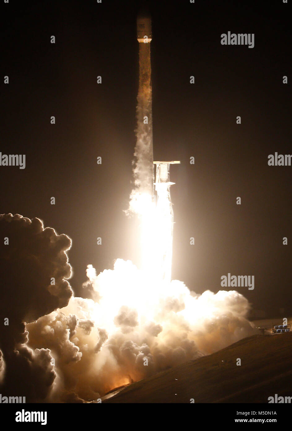 2-22-18. Vandenberg AFB, CA. Un falco SpaceX 9 impianti di risalita a razzo-off con la Paz osservazione della terra satellite a giovedì mattina a Vandenberg Air Force Base in California, foto da Gene Blevins/LA/DAILYNEWS SCNG/ZUMAPRESS. Credit: Gene Blevins/ZUMA filo/Alamy Live News Foto Stock