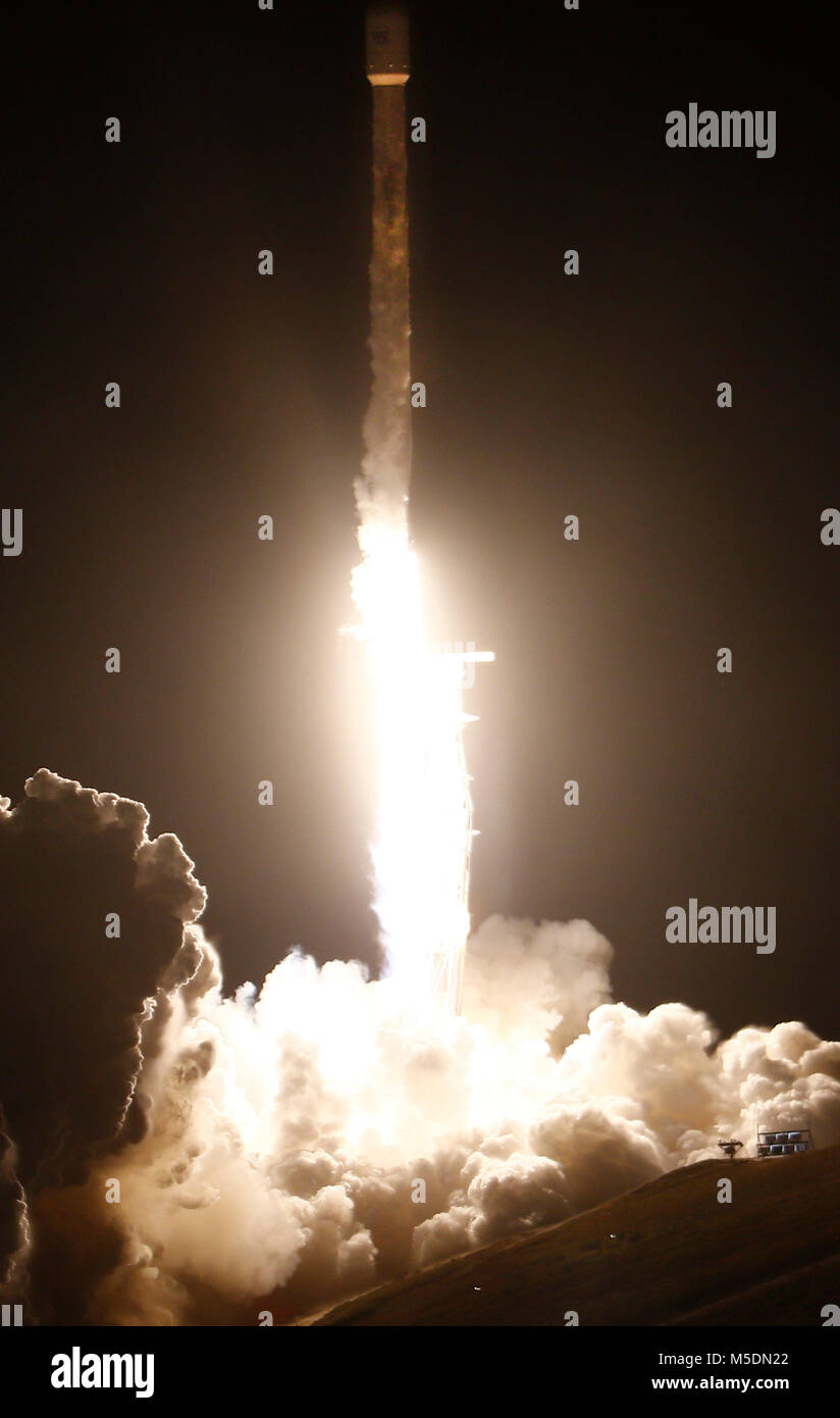 2-22-18. Vandenberg AFB, CA. Un falco SpaceX 9 impianti di risalita a razzo-off con la Paz osservazione della terra satellite a giovedì mattina a Vandenberg Air Force Base in California, foto da Gene Blevins/LA/DAILYNEWS SCNG/ZUMAPRESS. Credit: Gene Blevins/ZUMA filo/Alamy Live News Foto Stock