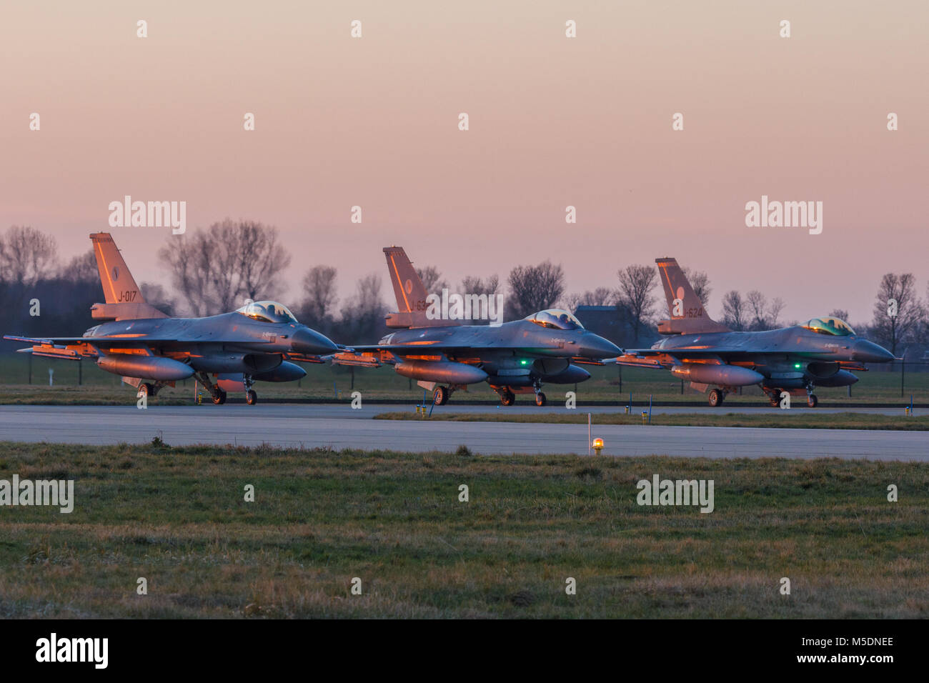 Leeuwarden 6 Feb 2018: volo notturno esercizio. F-16 Fighting Falcon preparando per prendere il via nel sole di sera. Foto Stock