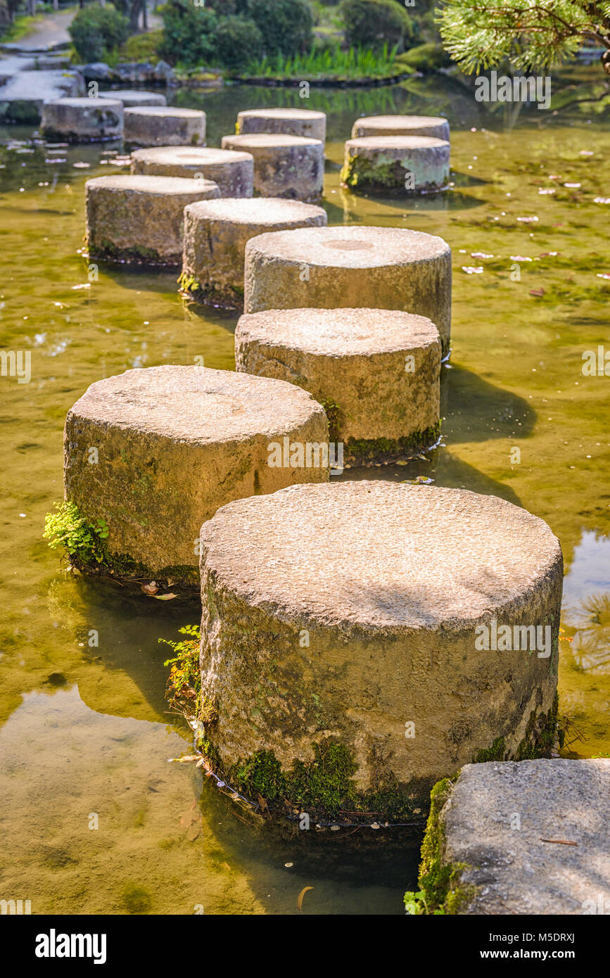 Pietre miliari al Santuario Heian a Kyoto, in Giappone. Foto Stock