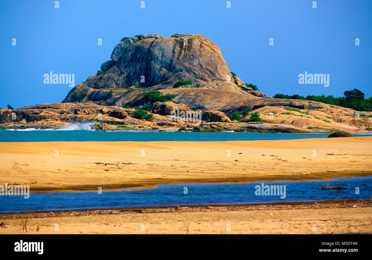 Montagna, rockface, costa, Beach, spiaggia di sabbia, mare oceano Indiano, frangiflutti, Yala National Park, Sri Lanka Foto Stock