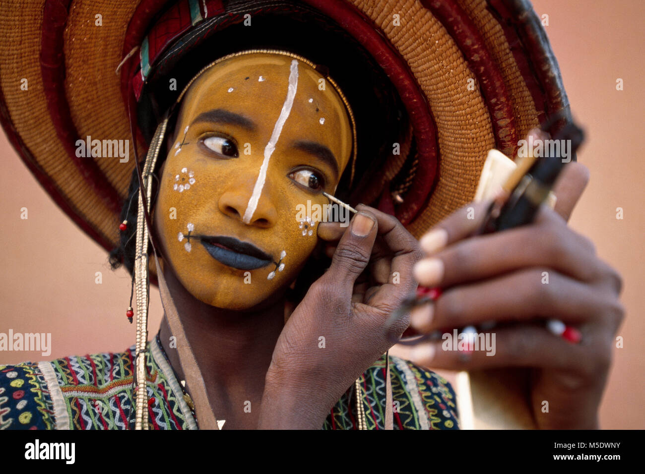 Niger. Agadez. Deserto del Sahara. Il Sahel. Le persone della tribù Wodaabe. Chiamato anche Bororo. Bovini-allevatori. Nomadi. Uomo vestito per Geerewol Festival. Ritratto Foto Stock