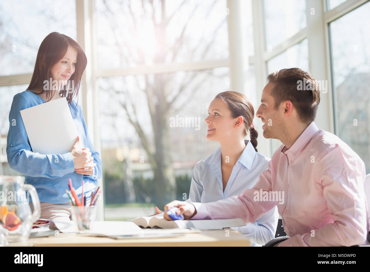 Young business persone per discutere alla scrivania in ufficio creativo Foto Stock