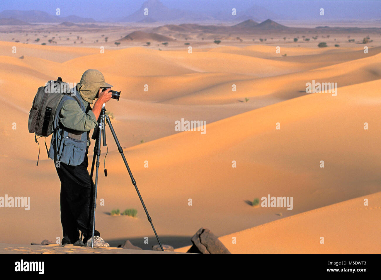 Niger. Agadez. Deserto del Sahara. Il Sahel. Deserto Tenerè. Le dune di sabbia di Temet. Fotografo Frans Lemmens. Il turista. Unesco World Heritage Site. Foto Stock