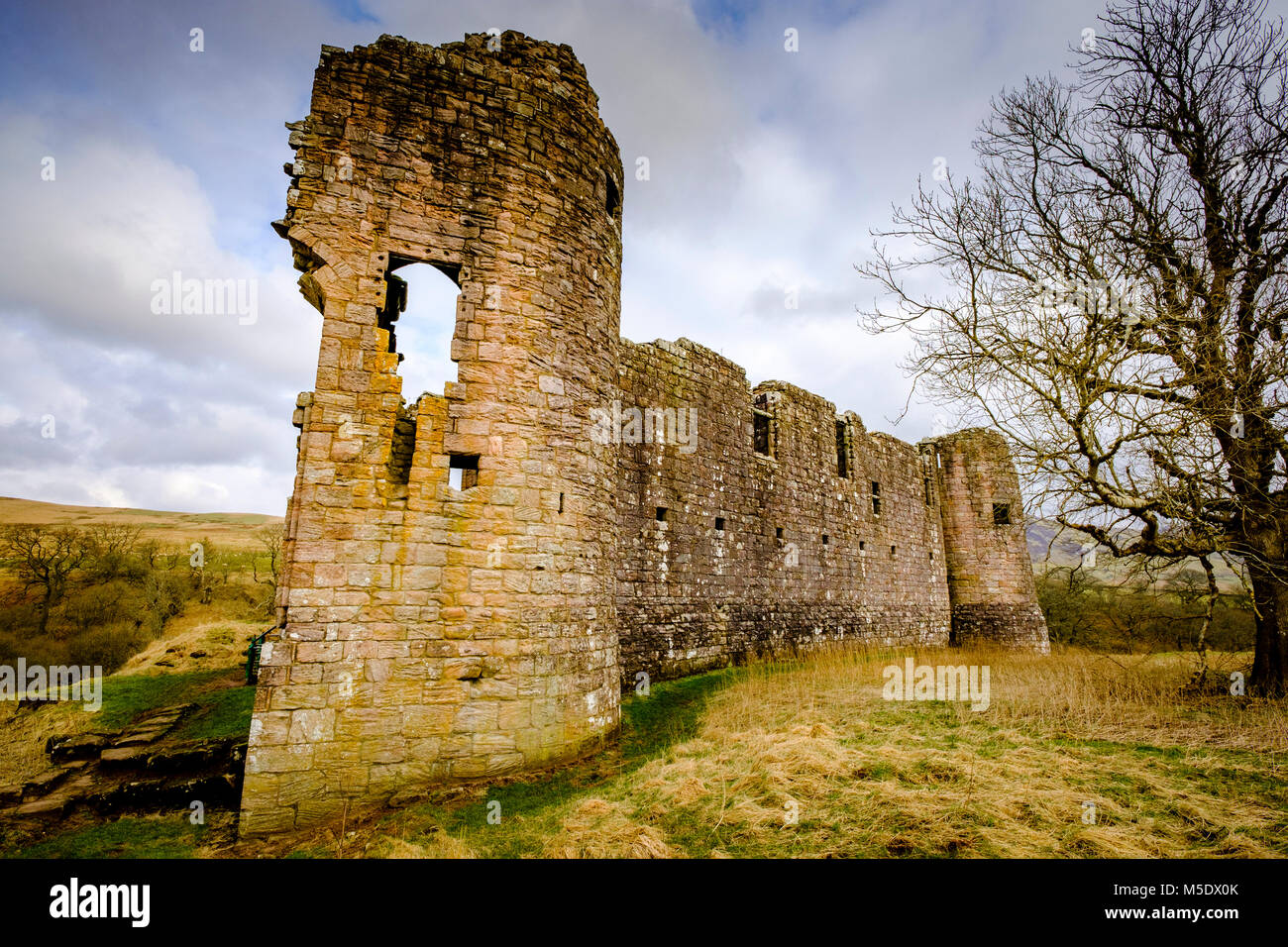 Morton Castle si trova da un lago artificiale nelle colline sopra Nithsdale, in Dumfries and Galloway, a sud-ovest della Scozia. Esso si trova a 2,5 miglia a nord-EA Foto Stock