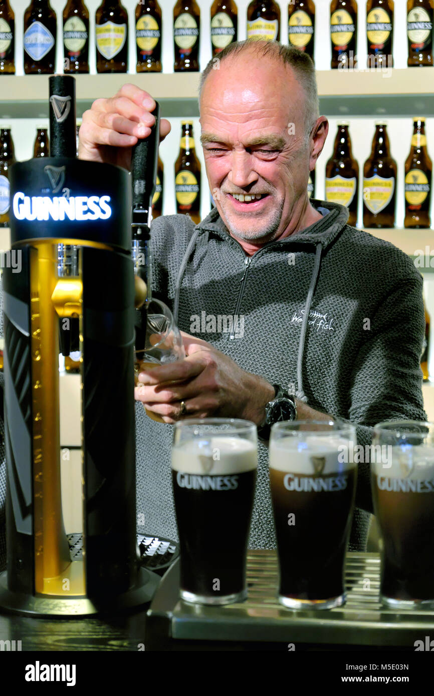 Imparare a versare il 'perfetta pinta', l'Accademia di Guinness Guinness Storehouse, Dublino, Irlanda Foto Stock