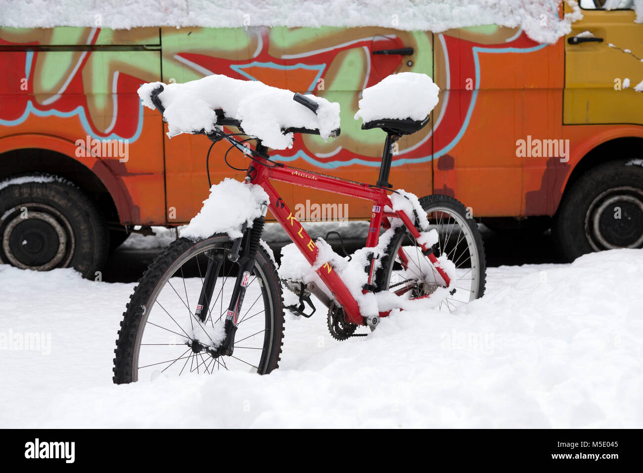 Neve, in inverno, coperta di neve, freddamente, noleggio di biciclette, minibus, auto Foto Stock