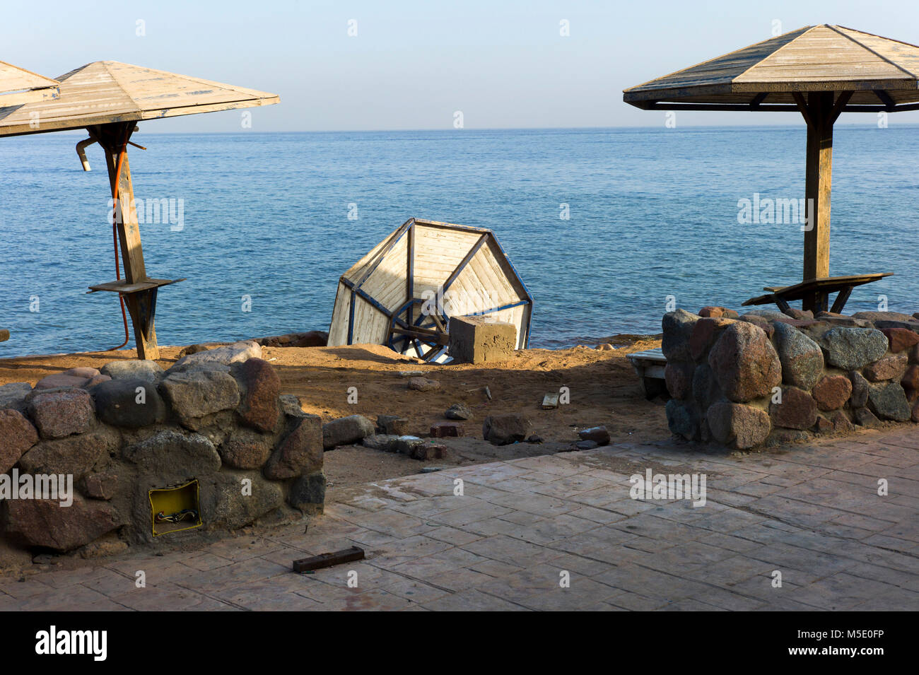 Visiera parasole, ombrelloni, mare, muro di pietra, spiaggia, sabbia, blu Foto Stock