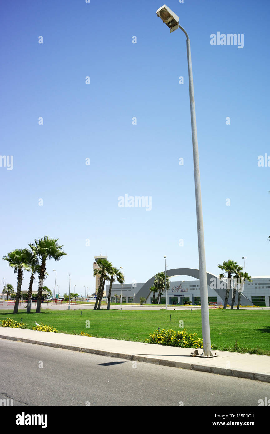 Aeroporto, street, street lanterna, palm, sky, edificio Foto Stock