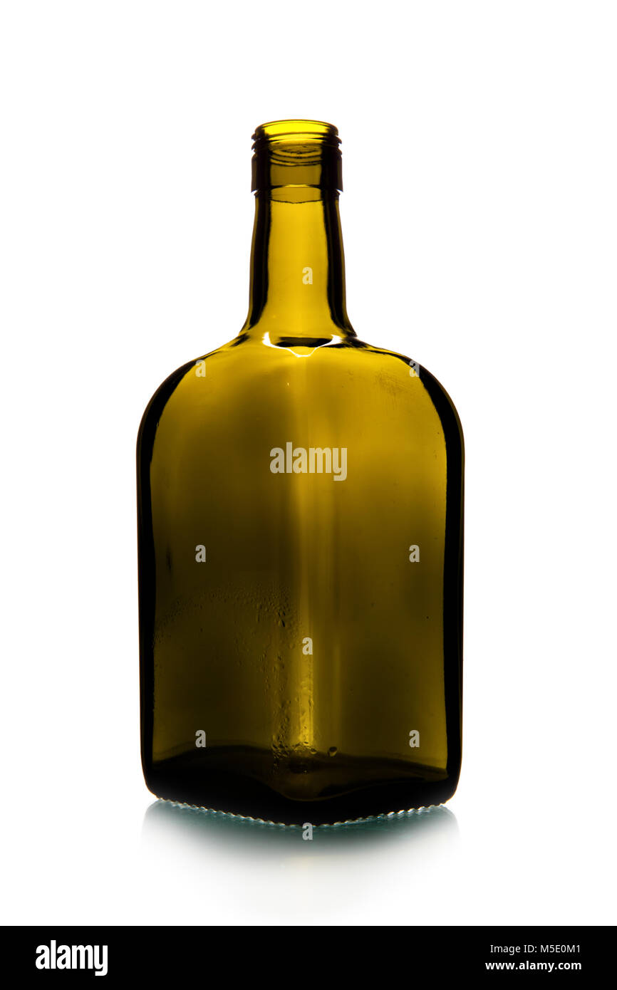 Breve vuoto bottiglia di vetro isolato su sfondo bianco Foto Stock