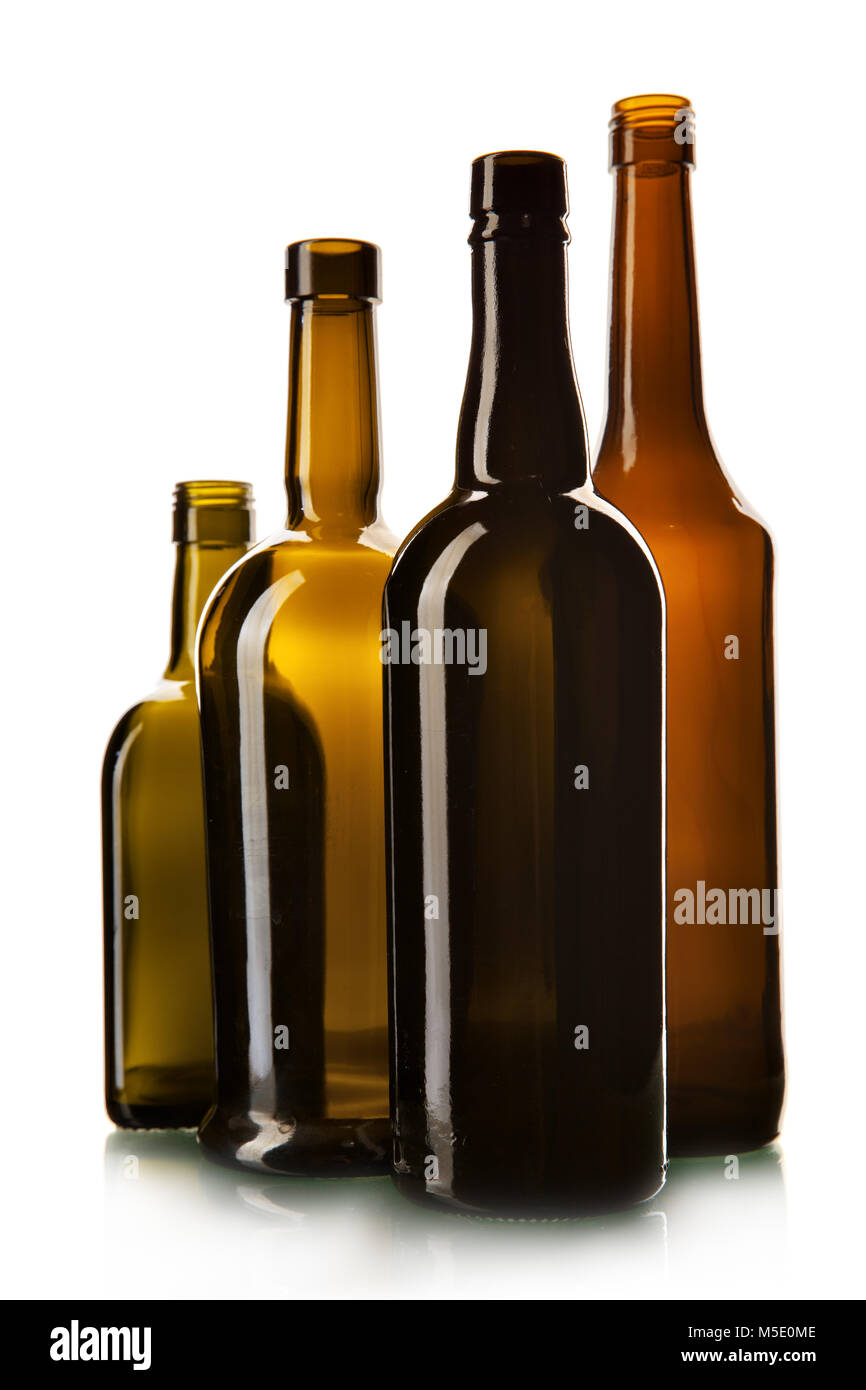 Svuotare le bottiglie di vino isolato su sfondo bianco Foto Stock