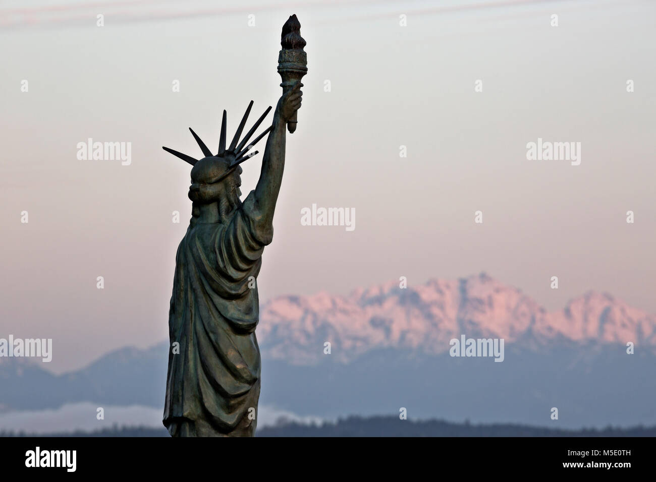 WA13611-00...WASHINGTON - Replica della Statua della libertà situata su Alki Beach nella zona ovest di Seattle, con vista sui monti Olimpici. 2017 Foto Stock