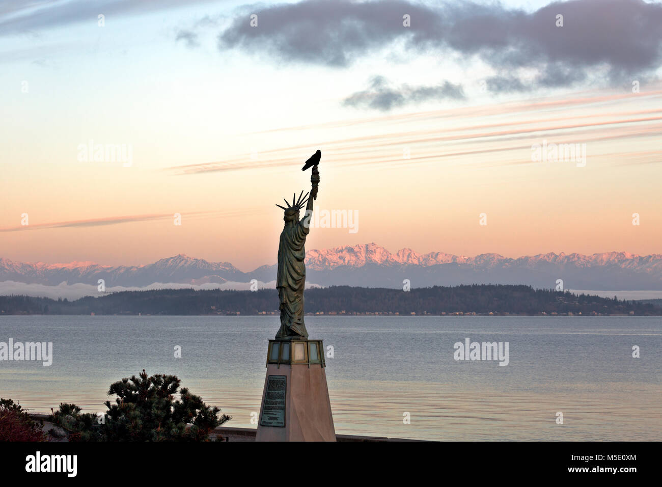 WA13613-00...WASHINGTON - Replica della Statua della libertà situata su Alki Beach nella zona ovest di Seattle, con vista sui monti olimpici e sul corvo. 2017 Foto Stock