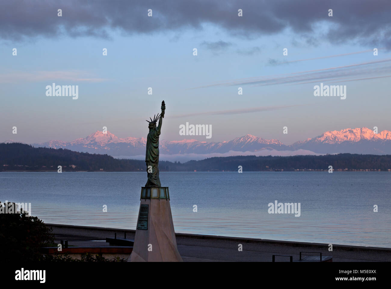 WA13614-00...WASHINGTON - Replica della Statua della libertà situata su Alki Beach nella zona ovest di Seattle con vista sulle Olympic Mountains. 2017 Foto Stock