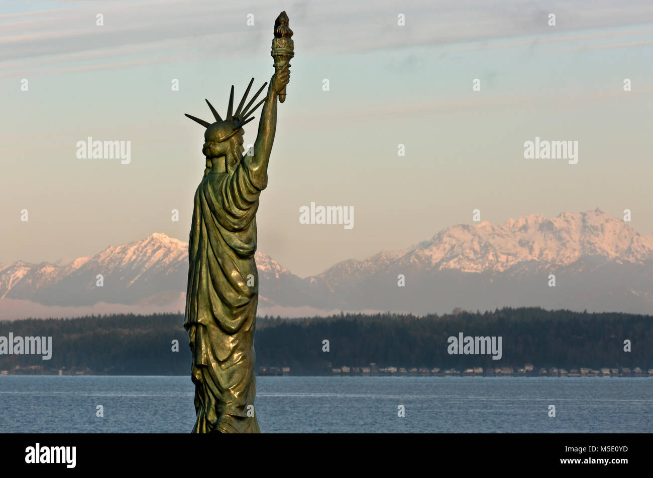 WA13615-00...WASHINGTON - Replica della Statua della libertà situata su Alki Beach a West Seattle con vista sulle Olympic Mountains. 2017 Foto Stock