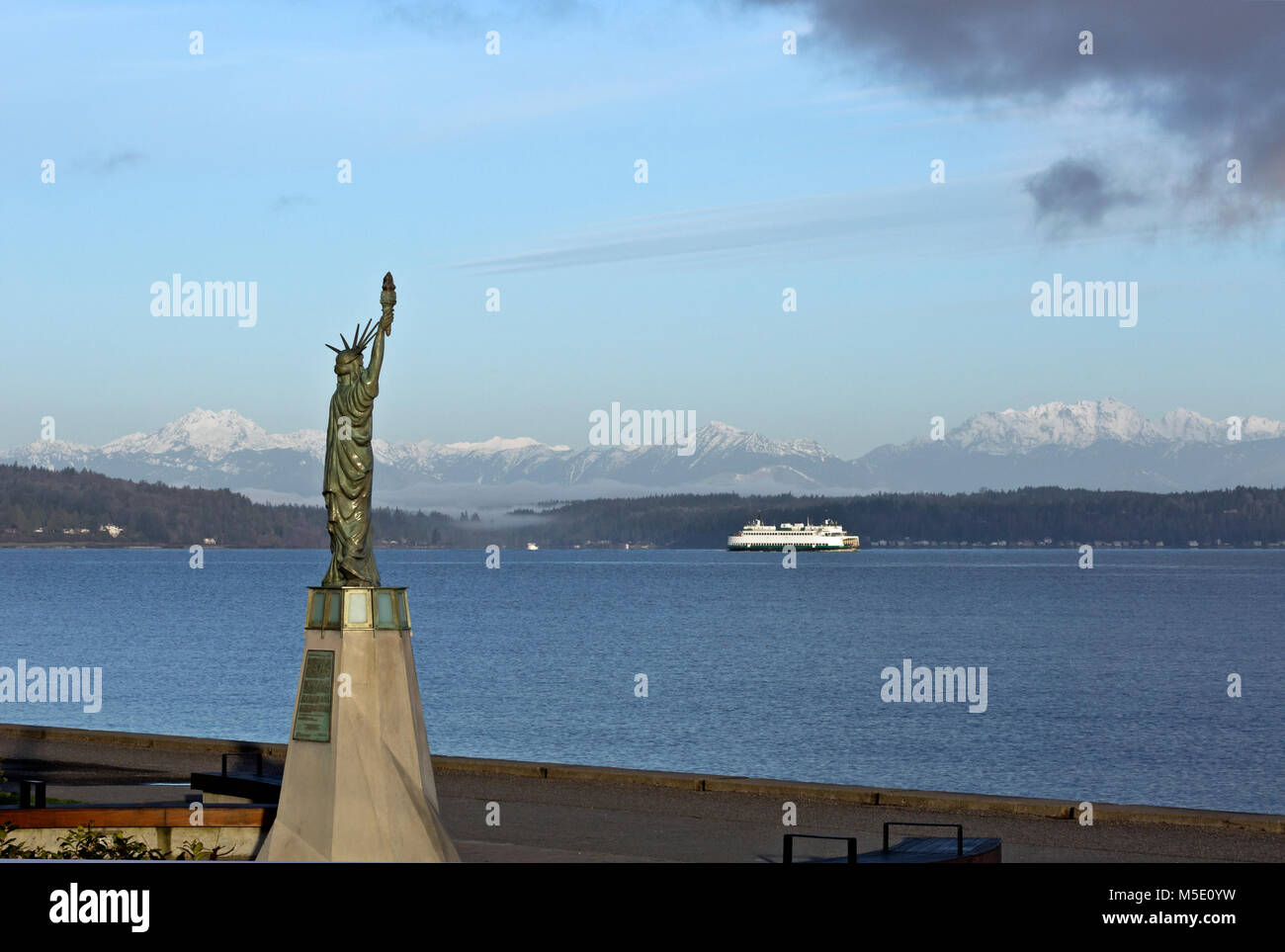 WA13617-00...WASHINGTON - Replica della Statua della libertà situata su Alki Beach nella zona ovest di Seattle, con vista sui monti Olimpici. 2017 Foto Stock