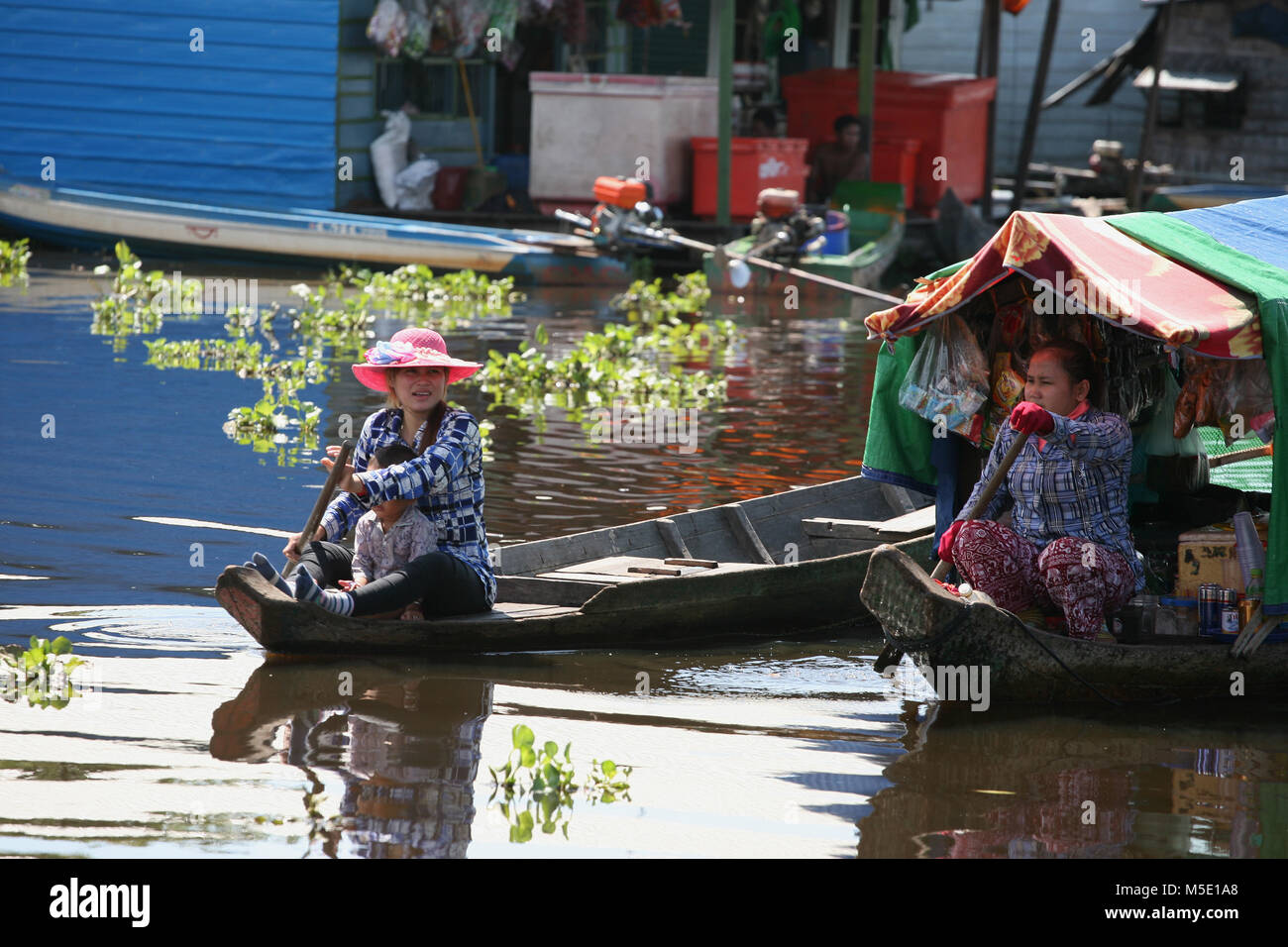 Canoa in Phumĭ Mé Chrey villaggio galleggiante sul Tonlé Sap lago, Ek Phnom, Battambang, Cambogia Foto Stock