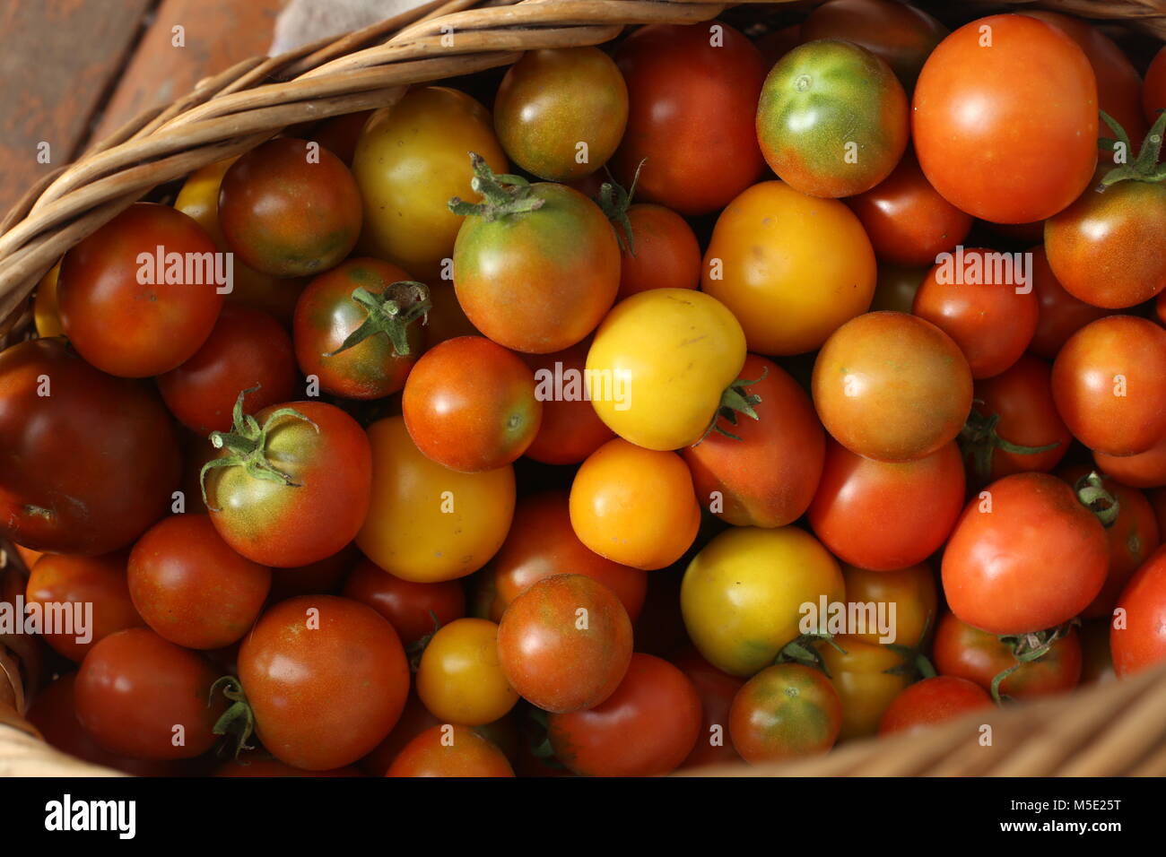 Colore, colorata, mercato, verde, pomodori, basket, estate, rosso, giallo, texture, naturale, ingrediente vegetale, natura, vegetariana, fresche Foto Stock