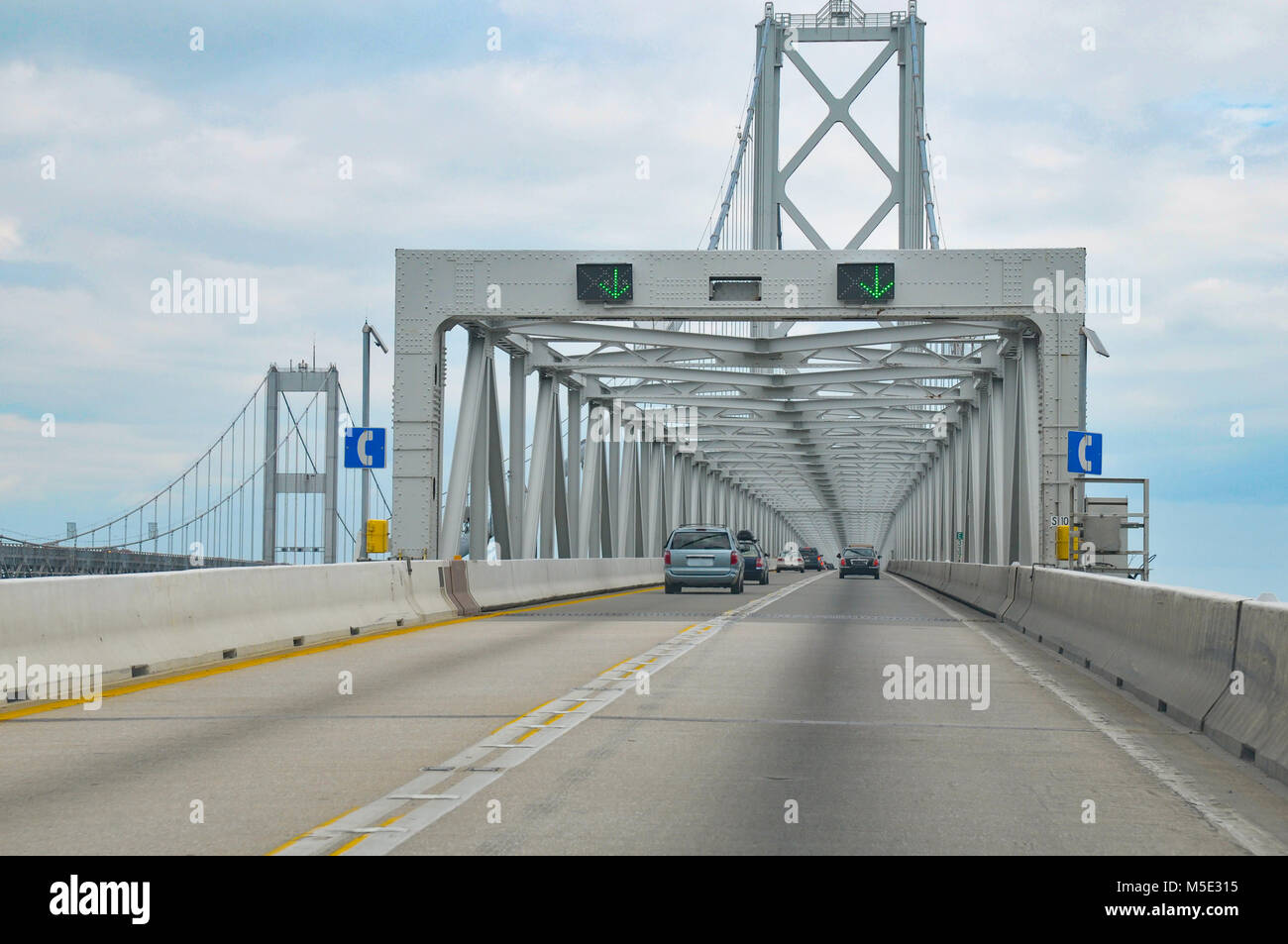 Una vista della Chesapeake Bay Bridge o il Bay Bridge in Maryland negli Stati Uniti d'America visto da un auto di guida Foto Stock